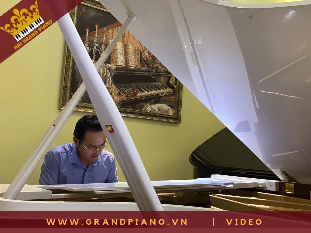 KHACH-HANG-THU-DAN-GRAND-PIANO