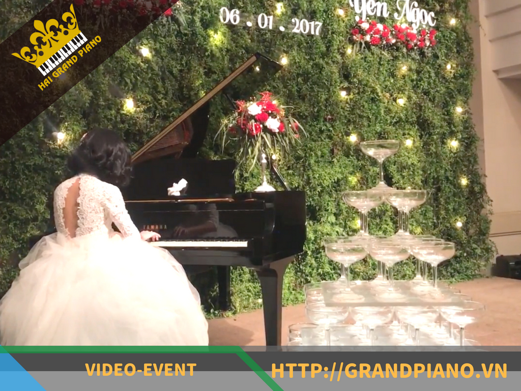 Video Cô dâu tài năng chơi đàn piano Yamaha C3B Grand