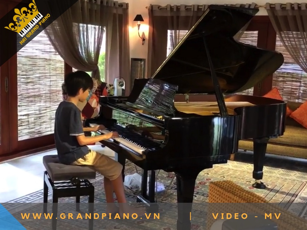 KHÁCH HÀNG NHÍ LAI PHÁP THỬ ÂM THANH PIANO KAWAI 