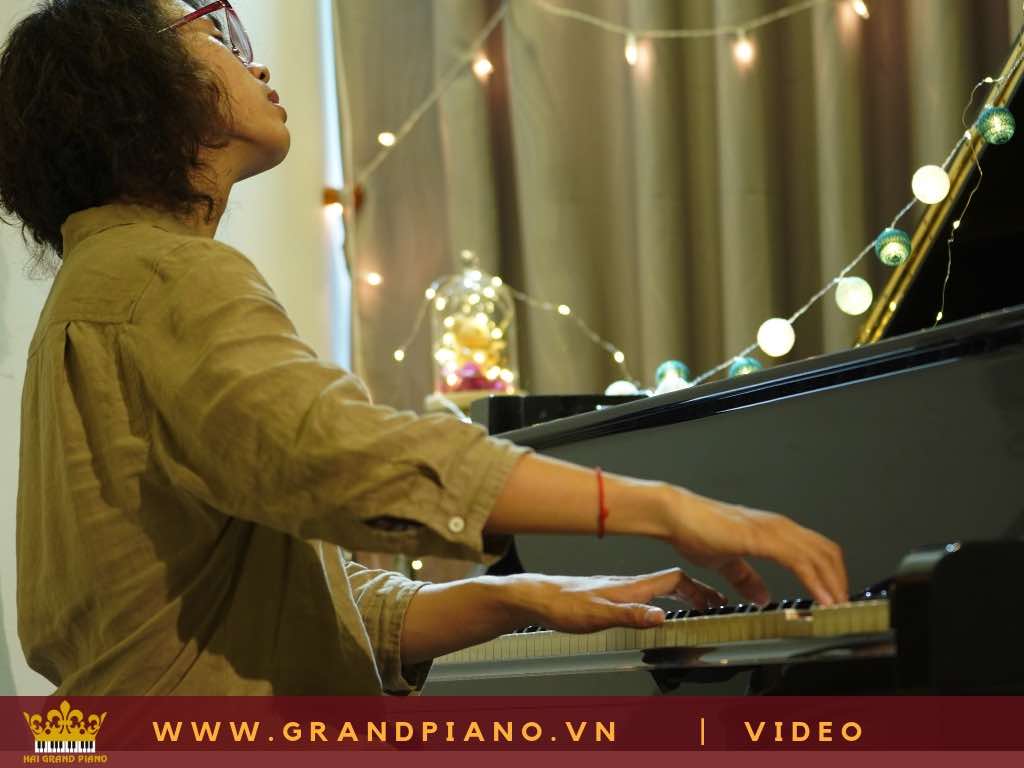 NGHỆ SĨ PIANO THỬ ÂM THANH ĐÀN GRAND PIANO SAU KHI HẢI GRAND PIANO CHỈNH DÂY 