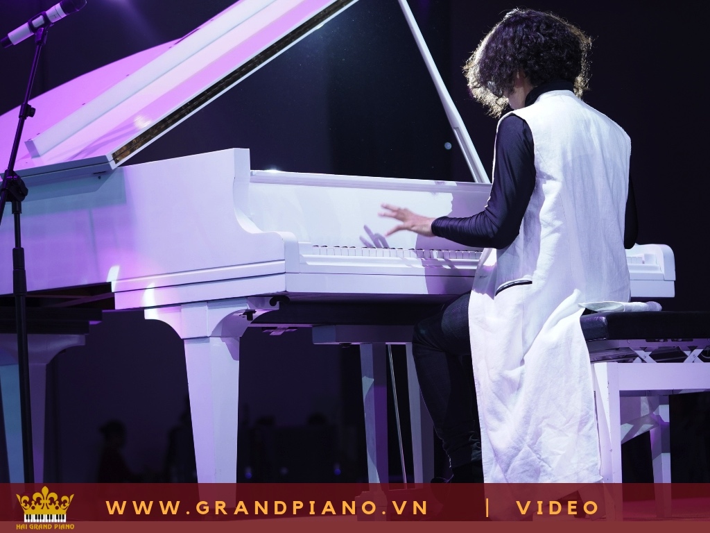 NGHỆ SĨ PIANO TUẤN MẠNH CHƠI ĐÀN GRAND PIANO WHITE 